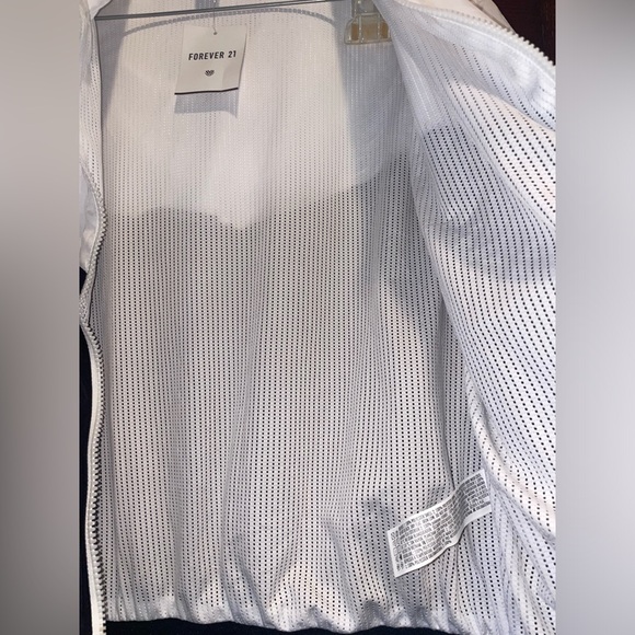 NWT Forever21 Hooded Zip-Up Windbreaker Jacket in Black and White Size Small - Picture 2 of 4